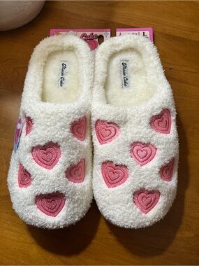 Women’s Plush Slippers in White with Pink Hearts LARGE 9-10 NWT